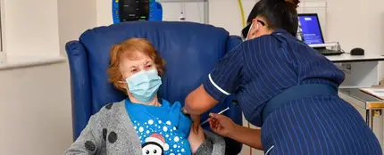 Margaret Keenan, de 90 años, la primera persona en recibir la vacuna contra el Covid-19. Margaret Keenan, de 90 años, la primera persona en recibir la vacuna contra el Covid-19.