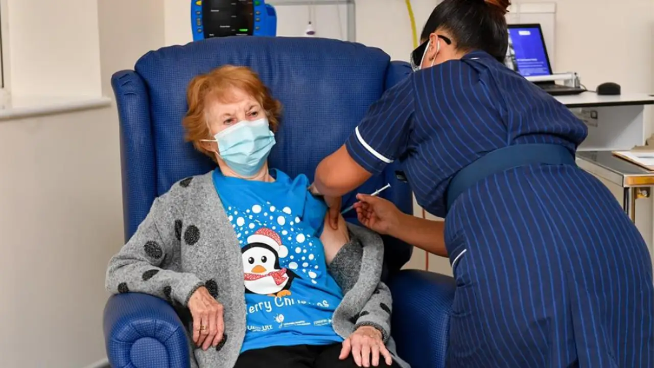 Margaret Keenan, de 90 años, la primera persona en recibir la vacuna contra el Covid-19. Margaret Keenan, de 90 años, la primera persona en recibir la vacuna contra el Covid-19.