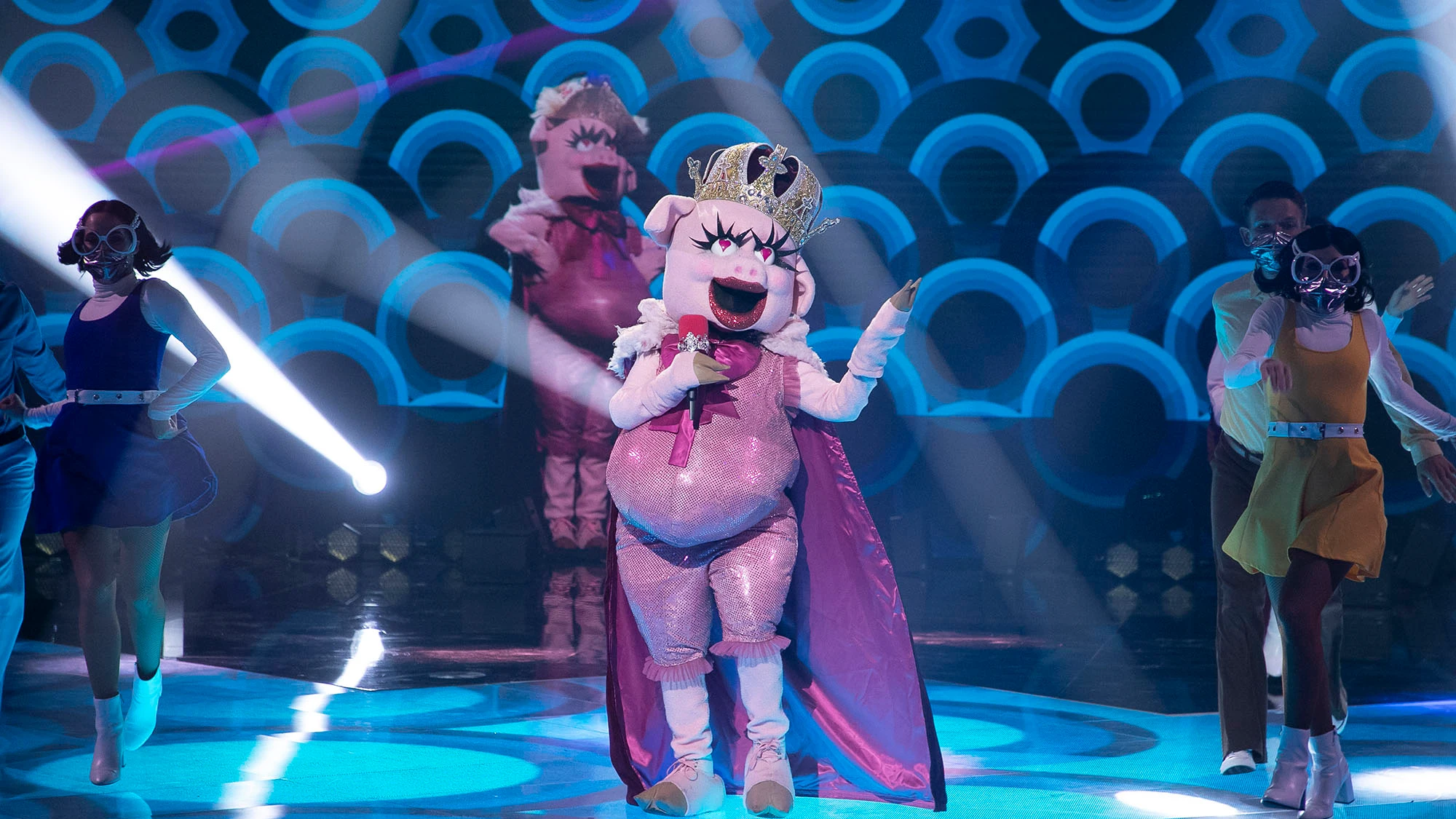 Una cerdita de lo más ochentera canta ‘Chas y aparezco a tu lado’ de Álex y Cristina