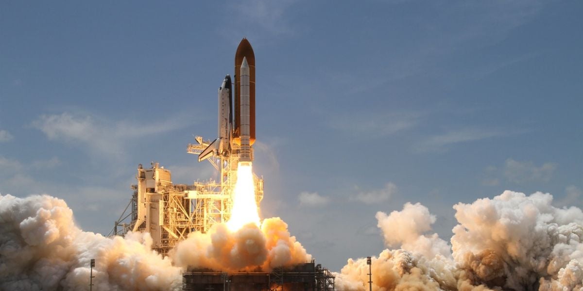 Un cohete despega rumbo al espacio