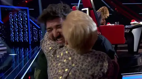 La madre de una talent, de 84 años, estalla de felicidad al conocer a Antonio Orozco en 'La Voz Senior' La madre de una talent, de 84 años, estalla de felicidad al conocer a Antonio Orozco en 'La Voz Senior'