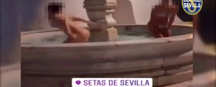 Jóvenes bañándose en la fuente de la Encarnación en Sevilla