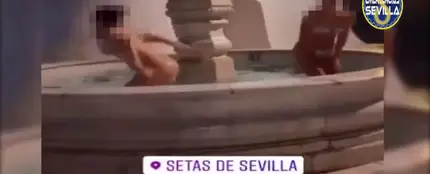 Jóvenes bañándose en la fuente de la Encarnación en Sevilla Jóvenes bañándose en la fuente de la Encarnación en Sevilla