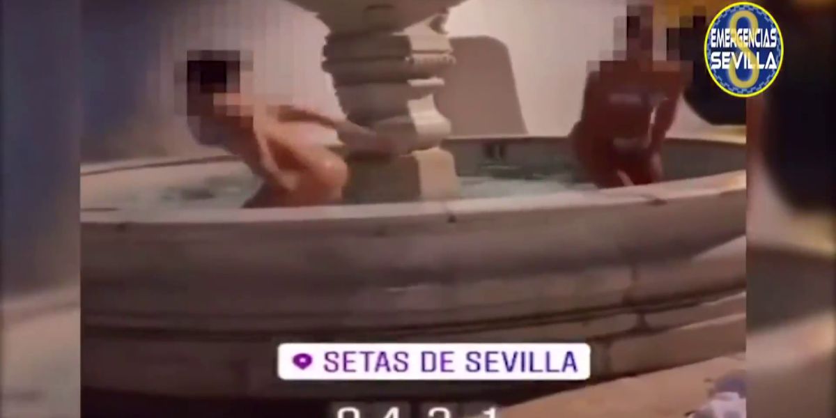 Jóvenes bañándose en la fuente de la Encarnación en Sevilla
