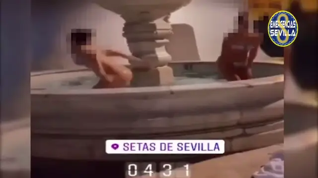Jóvenes bañándose en la fuente de la Encarnación en Sevilla