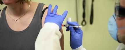 Imagen de una persona poniéndose la vacuna