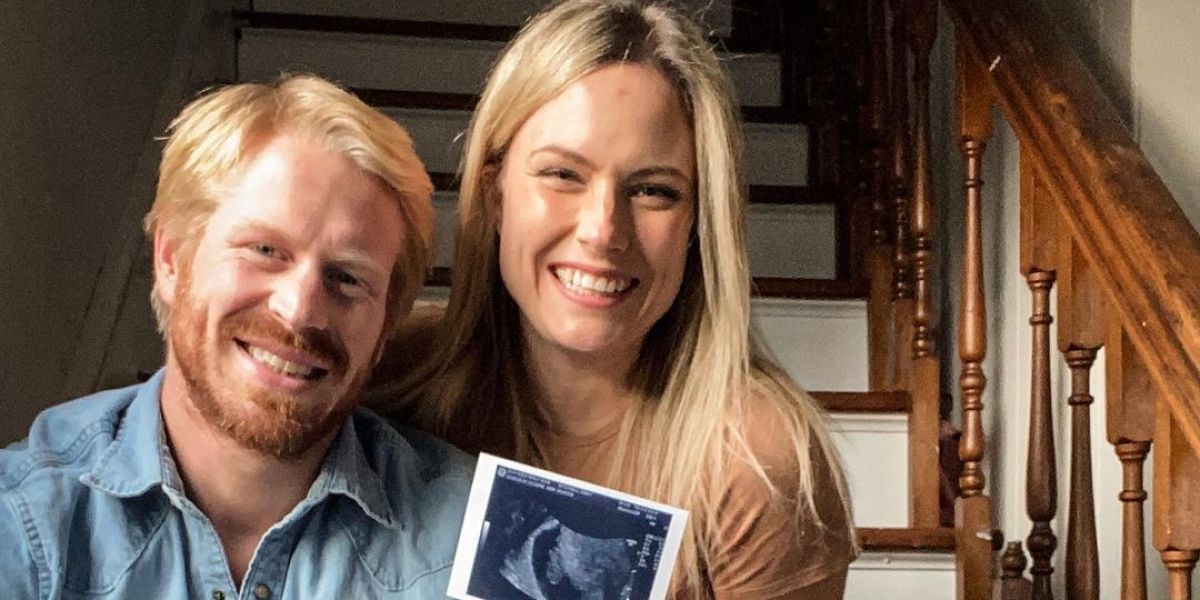 La influencer Emily Mitchell junto a su marido