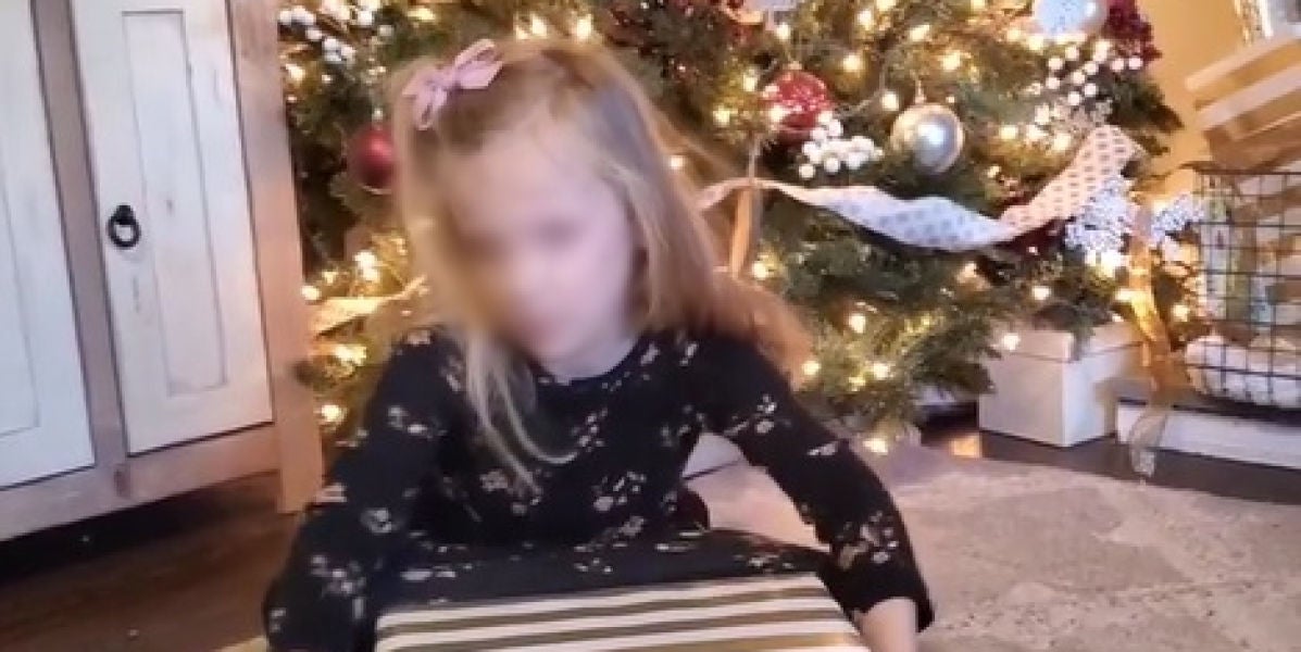Emrie recibiendo la saga completa de Harry potter adaptada al braille