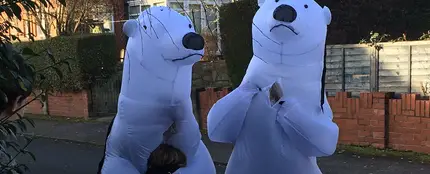 Dos abuelos británicos se disfrazan de osos polares para poder abrazar a sus nietos por Navidad Dos abuelos británicos se disfrazan de osos polares para poder abrazar a sus nietos por Navidad