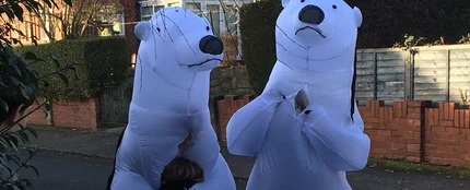 Dos abuelos británicos se disfrazan de osos polares para poder abrazar a sus nietos por Navidad Dos abuelos británicos se disfrazan de osos polares para poder abrazar a sus nietos por Navidad