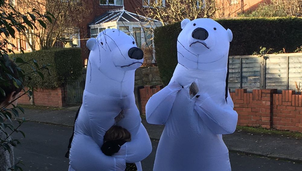 Dos abuelos británicos se disfrazan de osos polares para poder abrazar a sus nietos por Navidad 