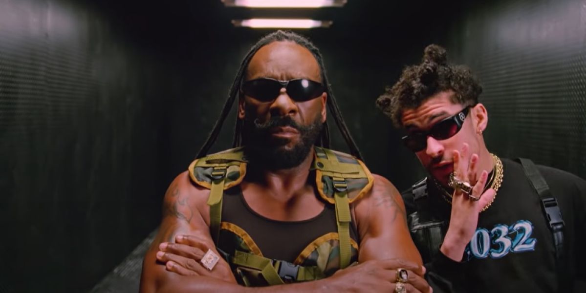 Bad Bunny junto al luchador Booker T en el videoclip de su sencillo 'Booker T'