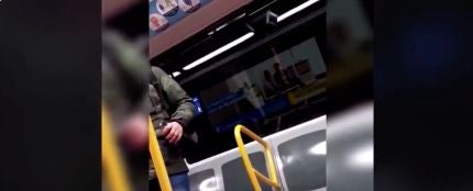 La Policía pide ayuda par identificar al responsable de esta agresión racista en el metro de Madrid 