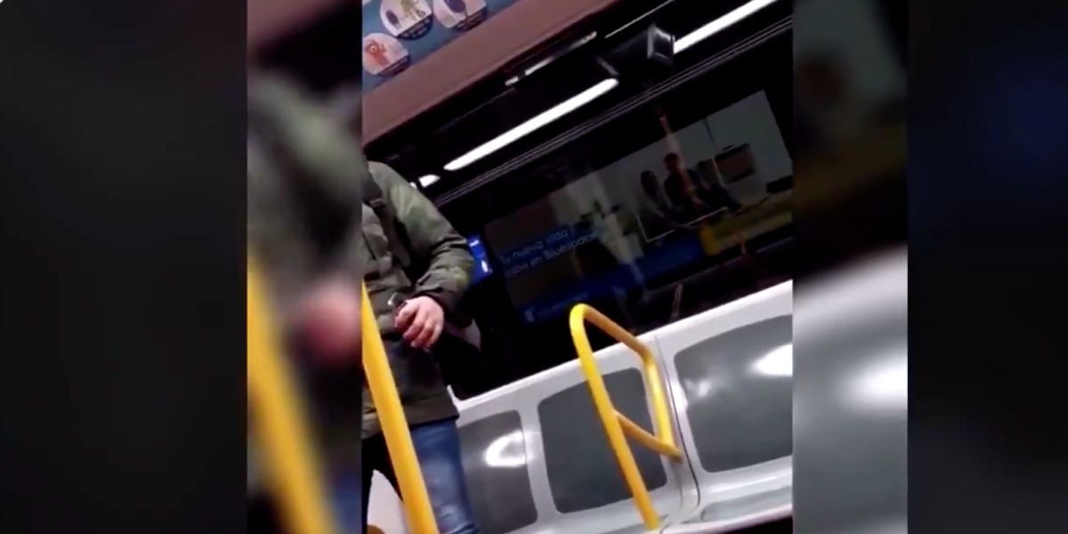 La Policía pide ayuda par identificar al responsable de esta agresión racista en el metro de Madrid