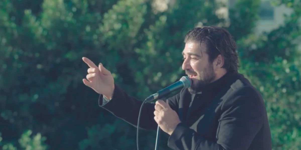 Antonio Orozco rinde homenaje al personal sanitario en un concierto en el Hospital de Melilla