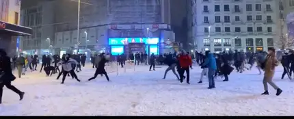 Batalla campal de bolas de nieve en Callao, Madrid Batalla campal de bolas de nieve en Callao, Madrid