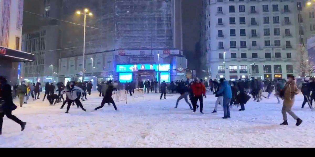 Batalla campal de bolas de nieve en Callao, Madrid