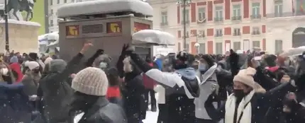 Decenas de personas improvisan una 'rave' en la Puerta del Sol a pesar de las recomendaciones de quedarse en casa Decenas de personas improvisan una 'rave' en la Puerta del Sol a pesar de las recomendaciones de quedarse en casa