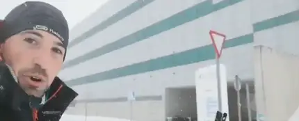 Un MIR llega a hacer guardia en su hospital bajo la nieve Un MIR llega a hacer guardia en su hospital bajo la nieve