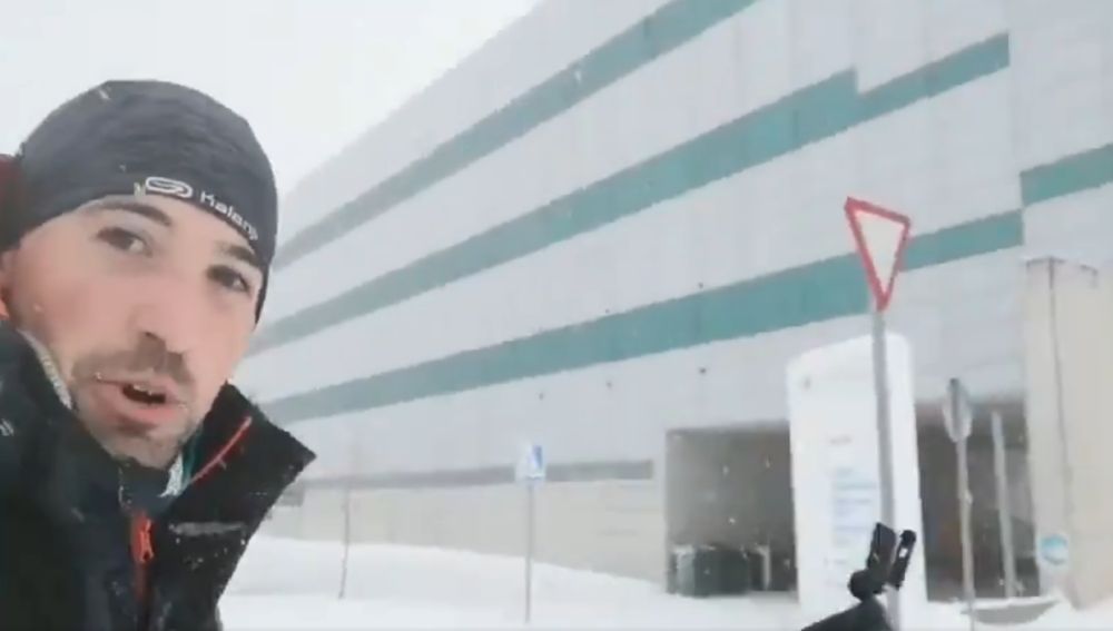 Un MIR llega a hacer guardia en su hospital bajo la nieve