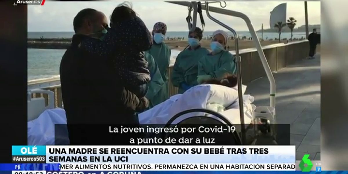 El emotivo reencuentro de una madre con su bebé después de tres semanas ingresada en la UCI