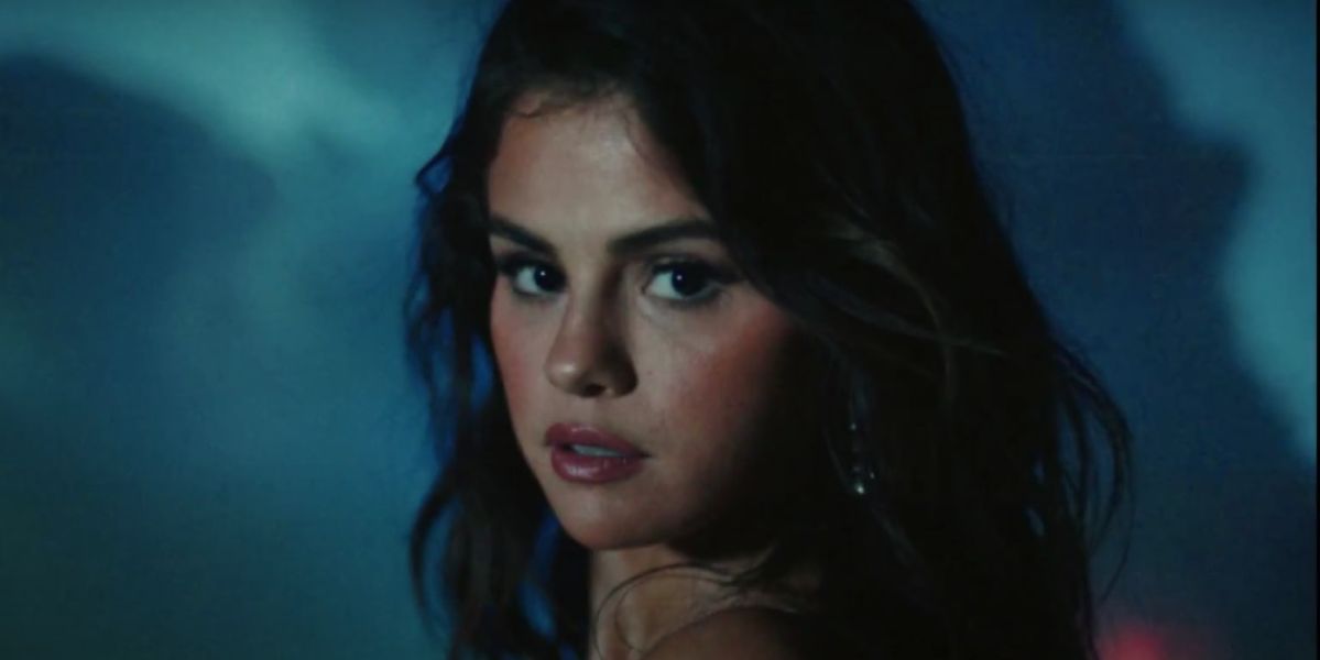Selena Gomez en el videoclip de 'Baila Conmigo'
