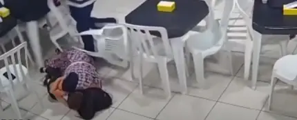 Una mujer protegiendo con su cuerpo a su hijo en un atraco en Brasil Una mujer protegiendo con su cuerpo a su hijo en un atraco en Brasil