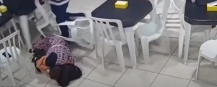 Una mujer protegiendo con su cuerpo a su hijo en un atraco en Brasil Una mujer protegiendo con su cuerpo a su hijo en un atraco en Brasil