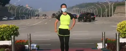 Las impactantes imágenes de una mujer dando una clase de yoga en Birmania mientras dan un golpe de estado Las impactantes imágenes de una mujer dando una clase de yoga en Birmania mientras dan un golpe de estado