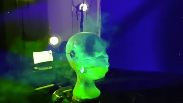 El vídeo que muestra cómo nos contagiamos aún llevando mascarilla
