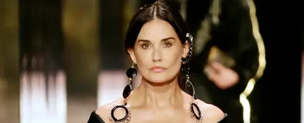 Demi Moore desfilando en París Demi Moore desfilando en París