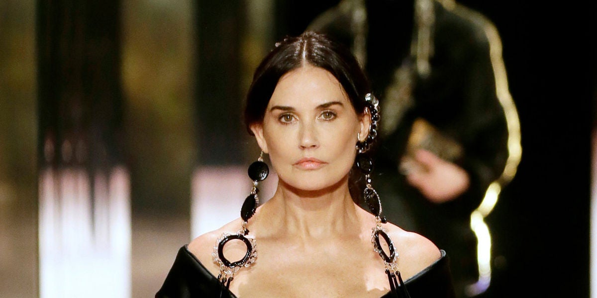 Demi Moore desfilando en París