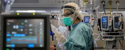 Médico en una UCI coronavirus Médico en una UCI coronavirus