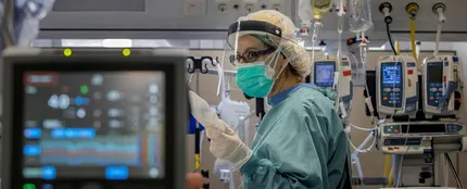Médico en una UCI coronavirus Médico en una UCI coronavirus