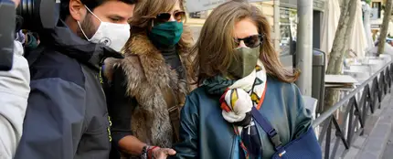 La mujer del extesorero del PP Luis Bárcenas, Rosalía Iglesias, sale de su domicilio, acompañada de su hijo Willy Bárcenas un día después de conocer que podría entrar en prisión por la trama Gürtel La mujer del extesorero del PP Luis Bárcenas, Rosalía Iglesias, sale de su domicilio, acompañada de su hijo Willy Bárcenas un día después de conocer que podría entrar en prisión por la trama Gürtel