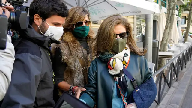 La mujer del extesorero del PP Luis Bárcenas, Rosalía Iglesias, sale de su domicilio, acompañada de su hijo Willy Bárcenas un día después de conocer que podría entrar en prisión por la trama Gürtel
