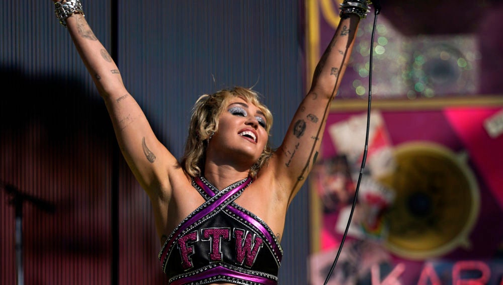 Miley Cyrus en el pre show de la Super Bowl LV