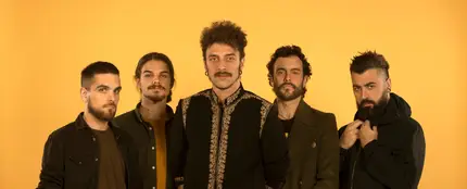 Shinova en una foto de grupo Shinova en una foto de grupo