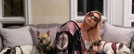 Lady Gaga posa junto a sus tres perros Lady Gaga posa junto a sus tres perros