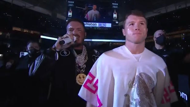 J Balvin durante la presentación de Canelo Álvarez.