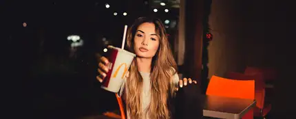 Una chica con un refresco de McDonald's Una chica con un refresco de McDonald's