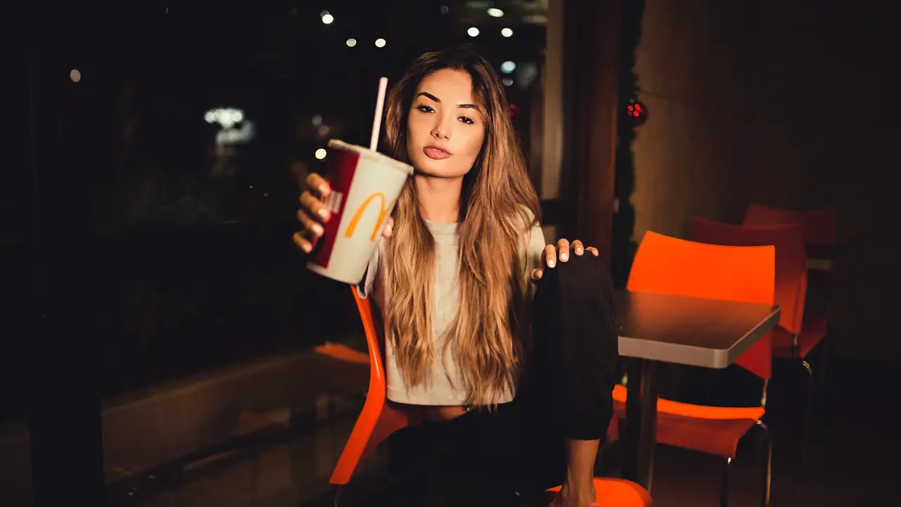 Una chica con un refresco de McDonald's Una chica con un refresco de McDonald's