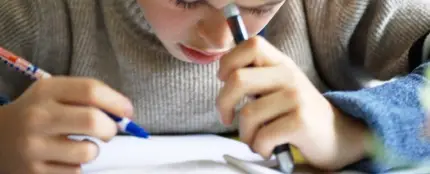Un niño estudiando Un niño estudiando