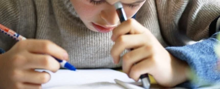 Un niño estudiando Un niño estudiando