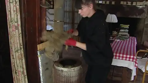Beatriz Montañez enseña la cabaña en la que vive sola en el bosque: "Calentaba cubos de agua para lavarme" Beatriz Montañez enseña la cabaña en la que vive sola en el bosque: "Calentaba cubos de agua para lavarme"
