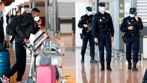 La Policía vigila el aeropuerto de Madrid Coronavirus