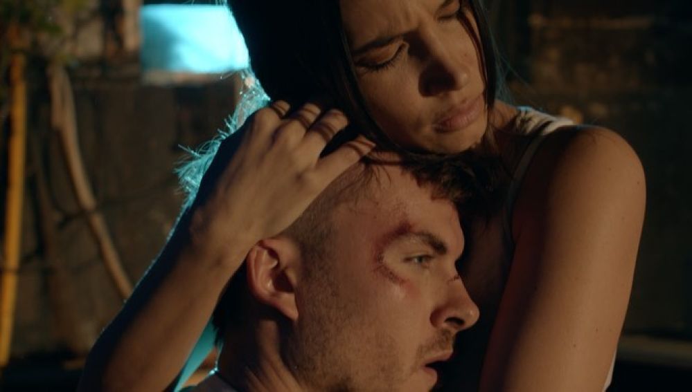 India Martínez y DVICIO en el vídeo de 'No Me Basta'