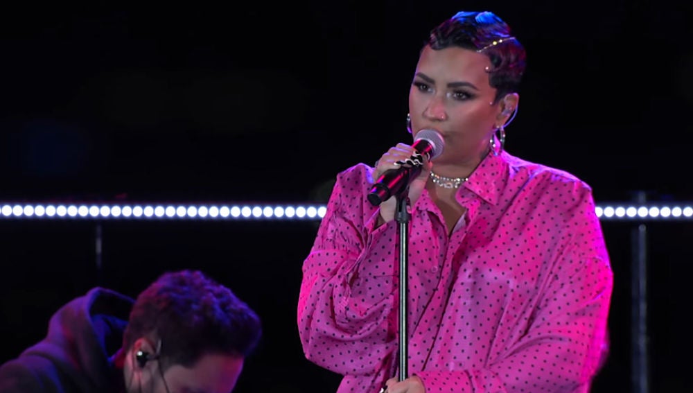 Demi Lovato estrena su nueva canción 'Dancing with de devil'.