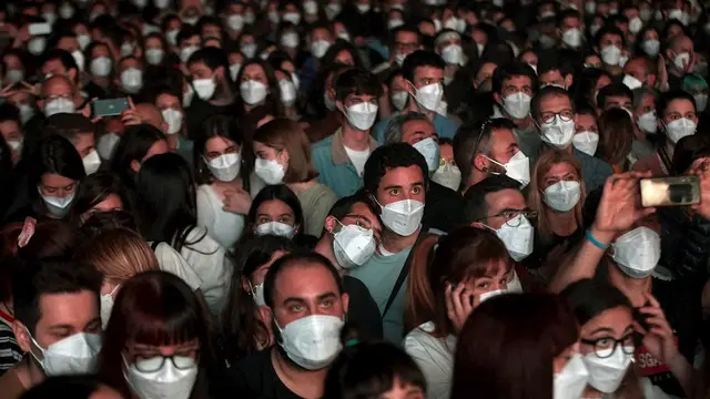 Love of Lesbian devuelve a la normalidad a 5.000 personas en un concierto único