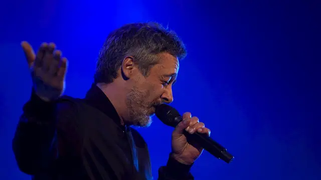 Love of Lesbian devuelve a la normalidad a 5.000 personas en un concierto único